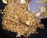 Foto langkah ke 5 dari resep 14.Indomie Goreng yang di goreng.