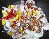 Foto langkah ke 4 dari resep Ayam tumis paprika.