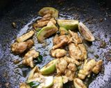 รูปขั้นตอนการทำที่ 3 ของ ข้าวผัดพริกแกงเขียวหวานไก่