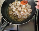 Foto del paso 3 de la receta: Salteado de habicholillas y gambas congeladas