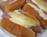 Gambar langkah 4 resipi Roti Sosej Kukus Berkeju.