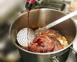 Foto del paso 5 de la receta: Carrilleras con mole, Robüchon de patata violeta y hongos