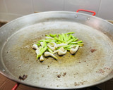 Foto del paso 2 de la receta: Paella de calamar con alcachofas, ajos tiernos y trigueros 🦑 🥘
