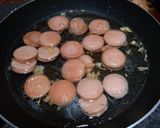 Foto langkah ke 3 dari resep Mie Sosis Telur Pedas Manis.