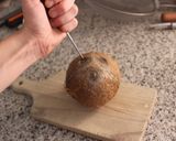 Foto del paso 2 de la receta: Cómo abrir un coco maduro