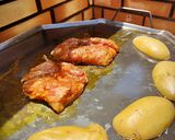 Foto del paso 4 de la receta: Cuarto trasero de pollo marinado con patatas asadas
