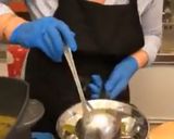 Foto del passaggio 2 della ricetta Risi e bisi alla veneta