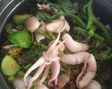 Hình bước làm 2 của món Mực xào nấm đọt bí