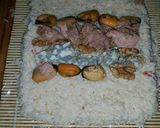 Foto del paso 5 de la receta: Arrollado de arroz relleno (sushi economico)