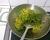 Foto langkah ke 2 dari resep Tumis Pare Bumbu Kuning.