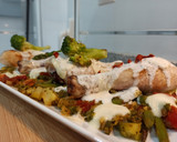 Foto del paso 5 de la receta: Muslos de pollo con verduras y salsa de yogur 🍗🥦🍴