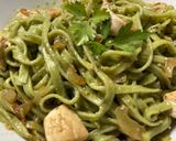 Foto del paso 3 de la receta: Pasta con salsa de pollo, pesto y cebolla