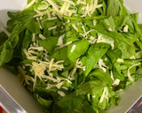 Foto del paso 2 de la receta: Ensalada de arúgula, tomates secos y queso