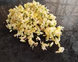 A picture of step 2 of Drumstick flower stir fry.