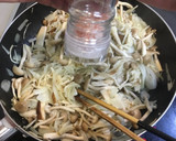 Foto del paso 5 de la receta: Espaguetis de setas estilo japonés