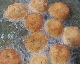 A picture of step 3 of Potato lollipops.
