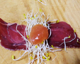 Foto del paso 8 de la receta: Rollitos de cecina con germinados y sirope de membrillo sobre tierra de aceitunas negras y aceite aromatizado de romero