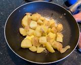 Foto del paso 4 de la receta: Pollo al spetzzatino con ajo, romero y papas