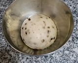 Foto del paso 5 de la receta: Coca de panadero con pepitas de chocolate y piñones