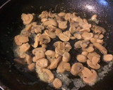 Foto del paso 3 de la receta: Pechuga de pollo en salsa de champiñones con nata