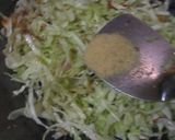 Foto langkah ke 4 dari resep Tumis Kol Daun Pepaya.