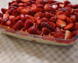 صورة لخطوة 3 من وصفة طبقات الوافل 🧇 مع الكاسترد والفراولة🍓