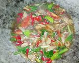 Foto langkah ke 5 dari resep Tumis Ikan Kembung Saus Tiram Jamur Tiram.