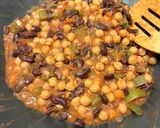 A picture of step 2 of Chilli sin carne.