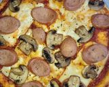 Foto langkah ke 6 dari resep Cheesy Mushroom Sausages Pizza.