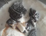 A picture of step 2 of Oreo milkshake.