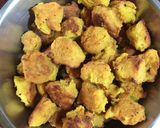 A picture of step 2 of Papaya and Fritters Curry.