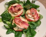 Pas rețetă Mere gratinate cu brânză învelită în bacon, pe o salată de câmp 4 fotografie
