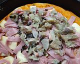 Foto del paso 4 de la receta: Pizza con alcuciles, hongos, jamón y cebolla