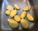 Une image de l'étape 1 de Gratin de pommes de terre façon dauphinoise à l'ail confit et deux fromages.