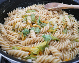 Foto del paso 8 de la receta: Pasta con camarones y flor de calabaza 🍝🦐🧀