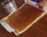Foto del paso 3 de la receta: Pionono relleno de dulce de leche, decorado con crema chantilly