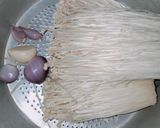 Foto langkah ke 1 dari resep Jamur Enoki Tumis Uyah Asem.