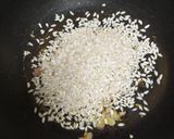 Foto del passaggio 5 della ricetta Risotto con bisque di scampi, granella di pistacchi e yogurt