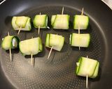 Foto del passaggio 3 della ricetta Involtini di zucchina e feta scottati con salsa menta e peperoncino o pepe rosa