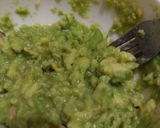 Foto langkah ke 3 dari resep Scrambled egg avocado toast.