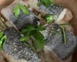 Foto del paso 3 de la receta: Supremas de merluza y gambones, al vino blanco, con ajos y aove