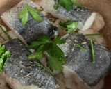 Foto del paso 3 de la receta: Supremas de merluza y gambones, al vino blanco, con ajos y aove