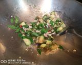 รูปขั้นตอนการทำที่ 2 ของ มะเขือผัดเนื้อไก่สับ