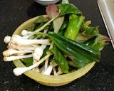 Foto langkah ke 2 dari resep Tumis Daun Kencur Cumi Asin 🦑🥬.