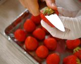 A picture of step 13 of Strawberry Decoration Cake, Chantilly Fraise.