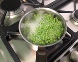 Une image de l'étape 2 de Salade de riz aux tomates, petits pois, haricots de mer et maquereaux.