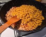 Egyserpenyős tejszínes-darált húsos tészta recept fázis 3 fotója