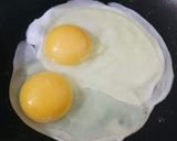 A picture of step 2 of Half fry omlette.