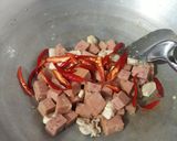 Foto langkah ke 4 dari resep Ayam Kornet Tumis Daun Bawang.