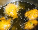 A picture of step 4 of Mysore bhajiya /bonda.